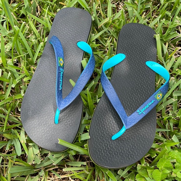 EUC Men’s Ipanema sandals/flip flops - Picture 1 of 3